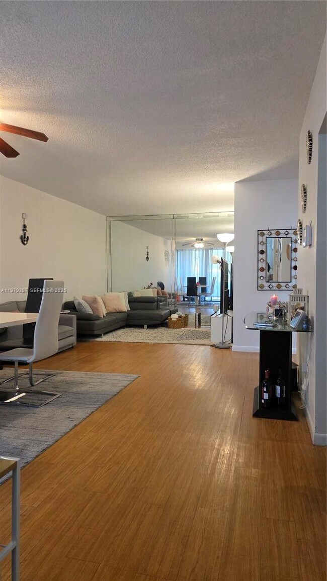 750 NE 199th St in Miami, FL - Building Photo - Building Photo