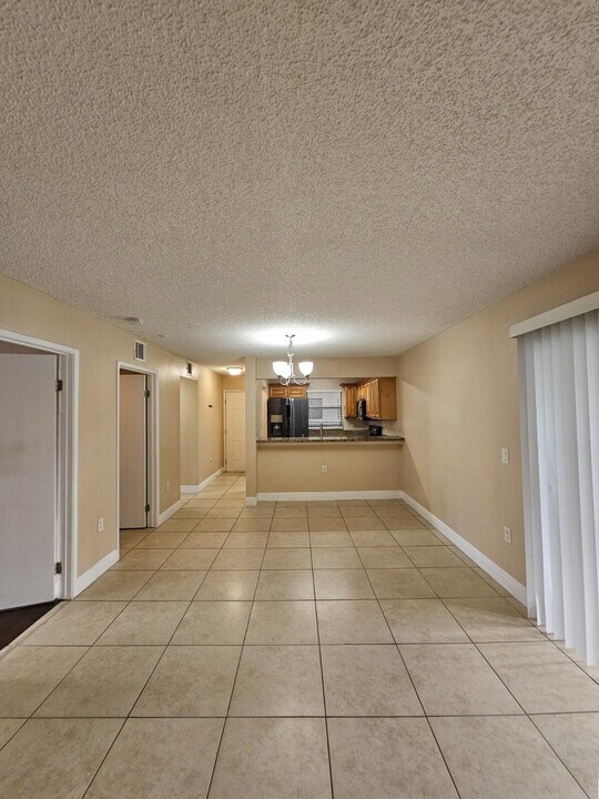 1543 Lake Crystal Dr in West Palm Beach, FL - Building Photo