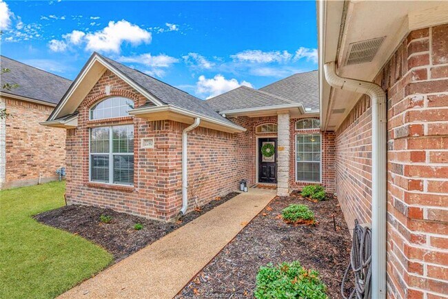 Beautiful 3 Bed, 2 Bath in Castlegate in College Station, TX - Building Photo - Building Photo