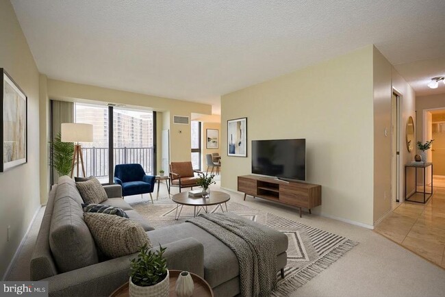 2300 Pimmit Dr in Falls Church, VA - Building Photo - Building Photo