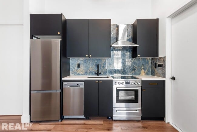 16 Howard Ave in Brooklyn, NY - Building Photo - Building Photo