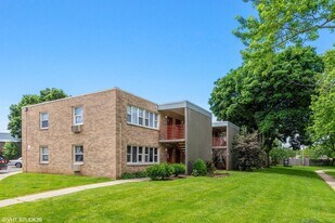 243 Uteg St in Crystal Lake, IL - Building Photo