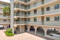 Barefoot Pelican in Naples, FL - Foto de edificio - Building Photo