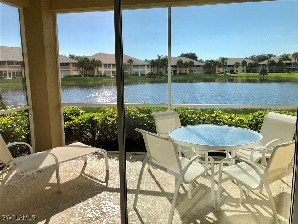 2305 Carrington Ct in Naples, FL - Building Photo