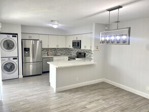 1596 Shaker Cir in Wellington, FL - Foto de edificio - Building Photo