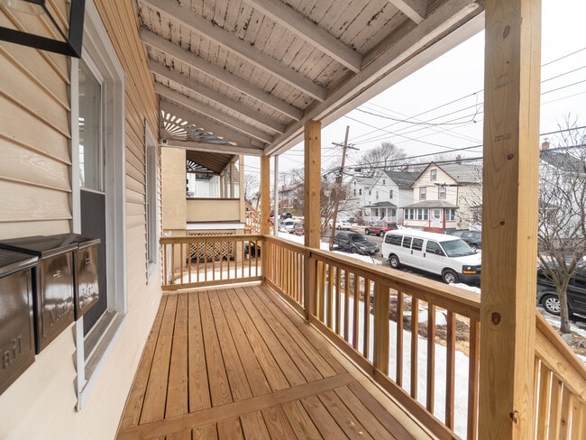 332 Locust Ave, Unit First Floor Locust in Port Chester, NY - Foto de edificio - Building Photo