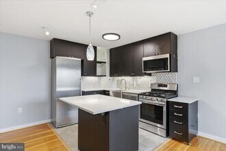 1300 S Arlington Ridge Rd in Arlington, VA - Building Photo - Building Photo