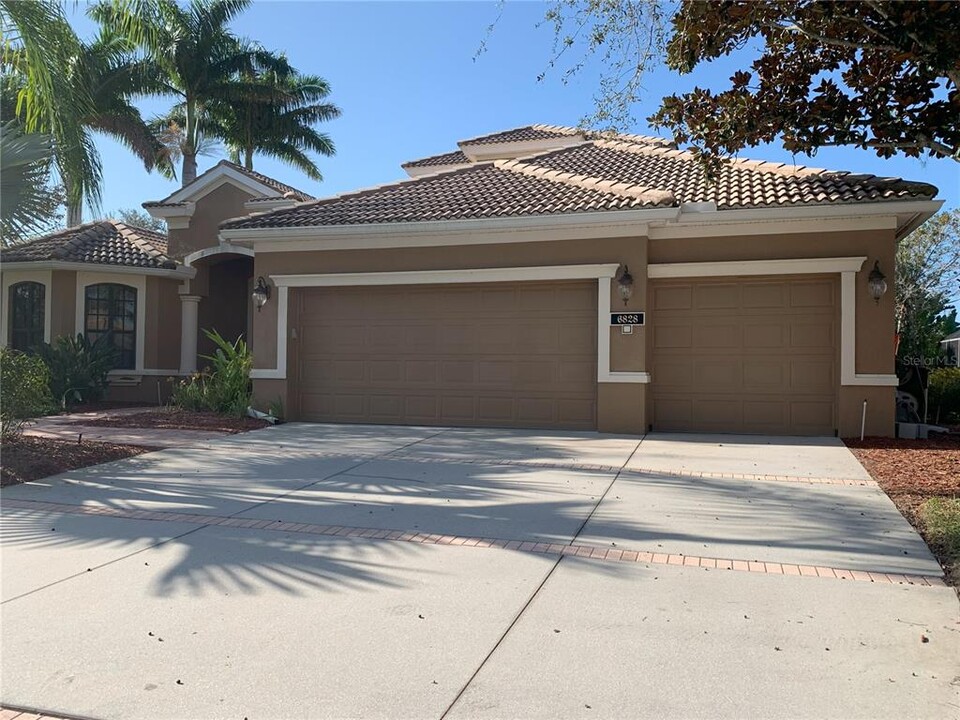 6828 Honeysuckle Trail in Lakewood Ranch, FL - Building Photo