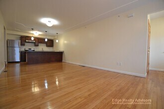 34 Bentley St, Unit 1 in Boston, MA - Foto de edificio - Building Photo