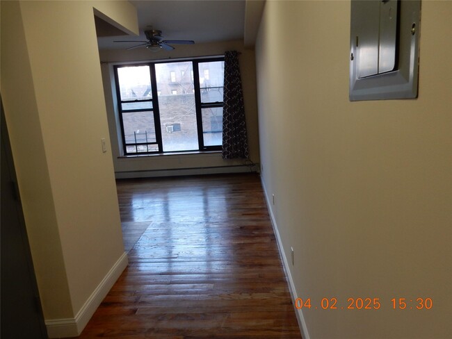 235 E 203rd St in Bronx, NY - Building Photo - Building Photo