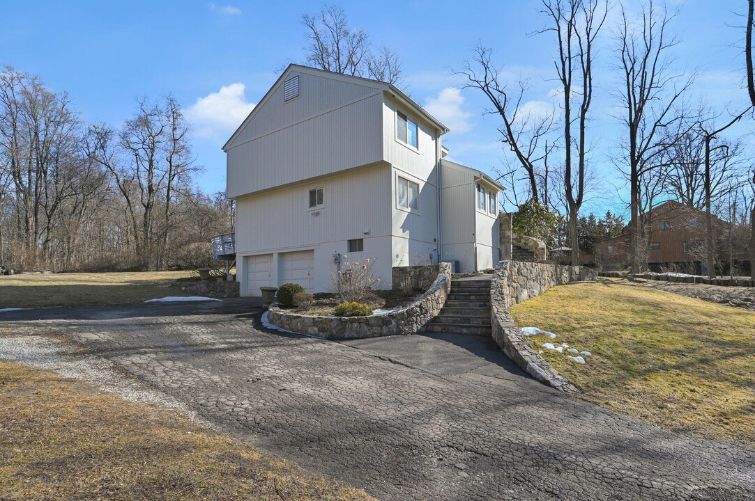 105 Deerfield Ln N in Pleasantville, NY - Building Photo