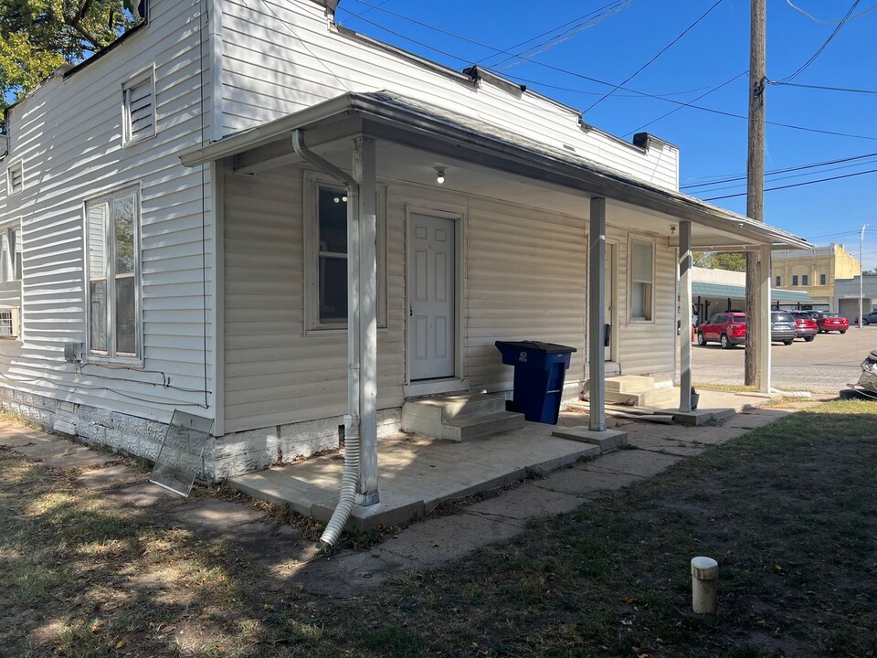 209 Old Mill Rd in Newton, KS - Building Photo