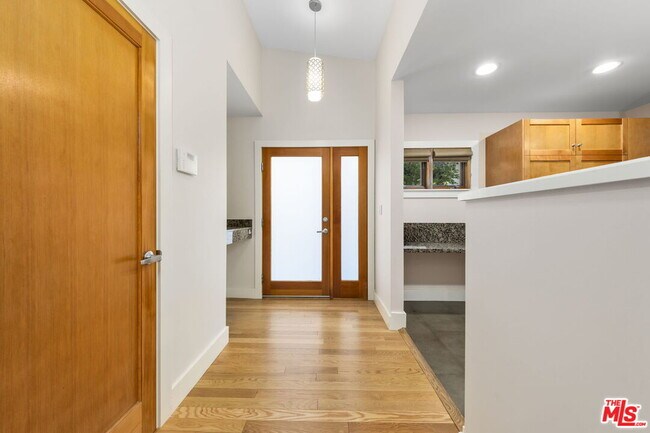 2601 Nichols Canyon Rd in Los Angeles, CA - Building Photo - Building Photo