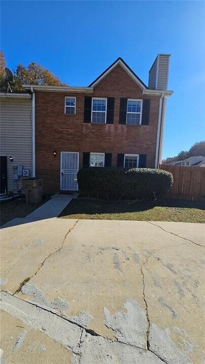 994 Hickory Bend Rd in Atlanta, GA - Building Photo