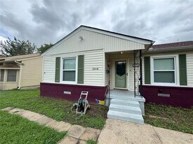 2318 Fenwick Dr in Dallas, TX - Building Photo