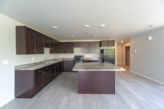 1701 Dakota Dr N, Unit E in Fargo, ND - Building Photo - Building Photo