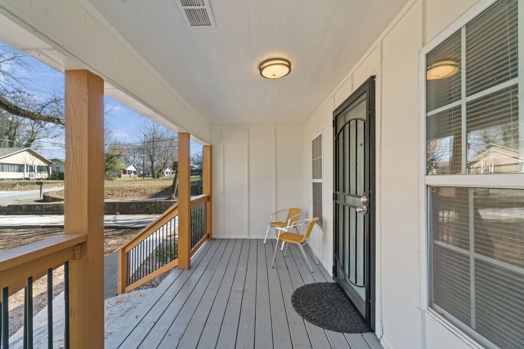 972 Estes Dr SW in Atlanta, GA - Building Photo