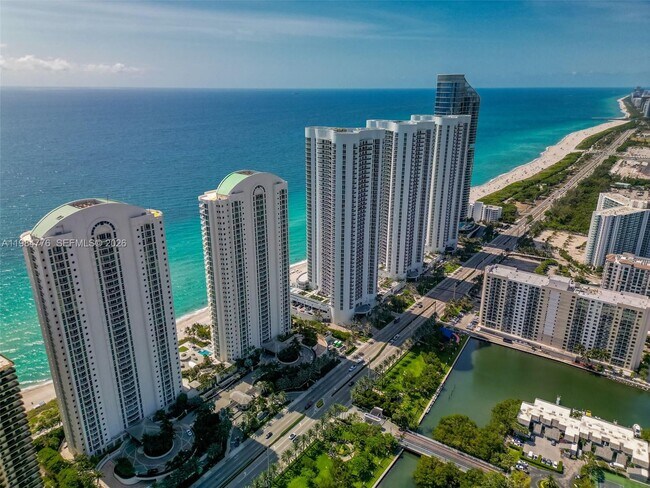 16047 Collins Ave in Sunny Isles Beach, FL - Building Photo - Building Photo
