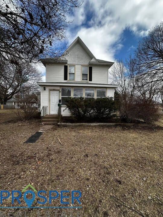 647 Woodward Ave in Chippewa Falls, WI - Building Photo