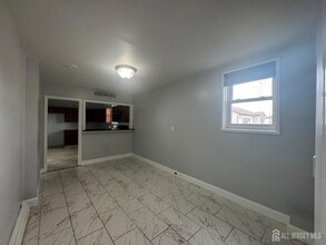 556 Roosevelt Ave, Unit 1 in Carteret, NJ - Building Photo - Building Photo