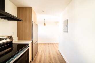 1346 S Dunsmuir Ave in Los Angeles, CA - Building Photo - Building Photo