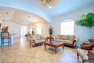 695 98th Ave N in Naples, FL - Foto de edificio - Building Photo