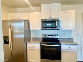1130 Scarlet Sparrow St in Henderson, NV - Building Photo - Building Photo