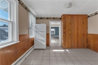 1070 Main St in West Warwick, RI - Foto de edificio - Building Photo