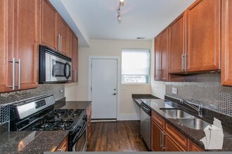 1850 W Cornelia Ave, Unit 1 in Chicago, IL - Foto de edificio - Building Photo