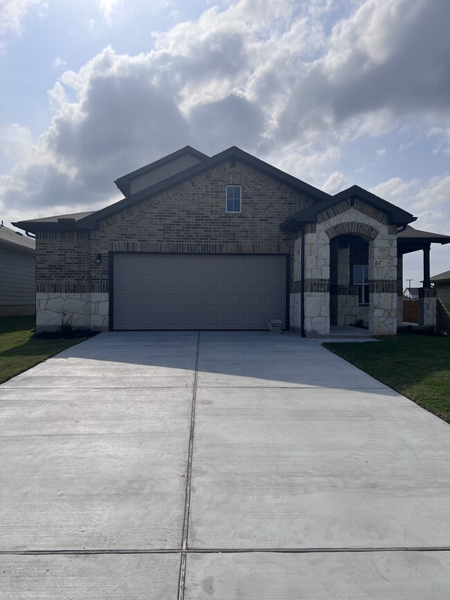 305 Concho River Dr in Hutto, TX - Building Photo - Building Photo