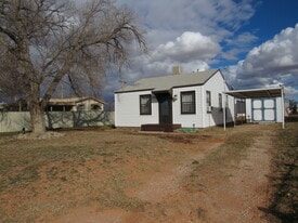 1502 17th St in Eunice, NM - Building Photo