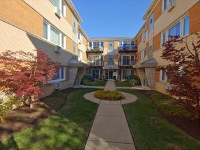 5450 W Higgins Ave, Unit 2 in Chicago, IL - Building Photo - Building Photo