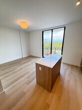 2533 NE 183rd St, Unit A17 in North Miami Beach, FL - Building Photo - Building Photo
