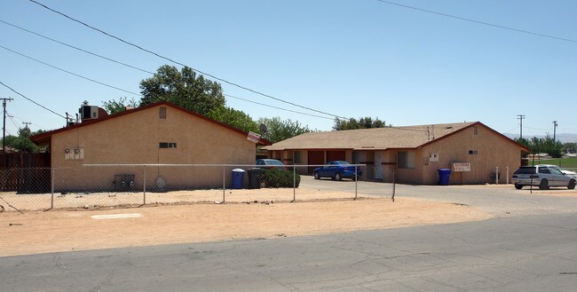20271 Serrano Rd in Apple Valley, CA - Foto de edificio - Building Photo