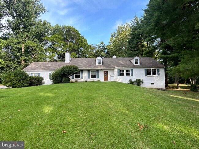 1621 Sweet Briar Rd in Gladwyne, PA - Foto de edificio - Building Photo
