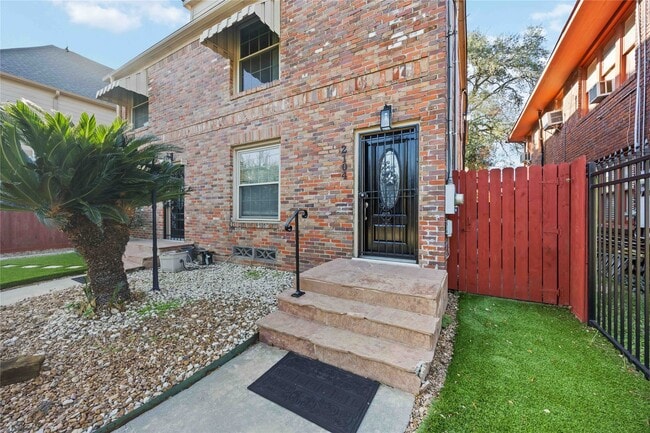 2104 Winbern St in Houston, TX - Building Photo - Building Photo