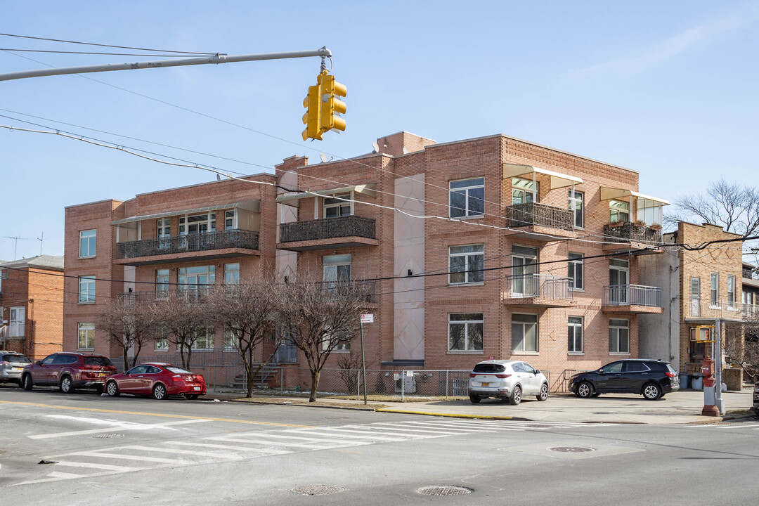 2701 Cropsey Ave in Brooklyn, NY - Foto de edificio