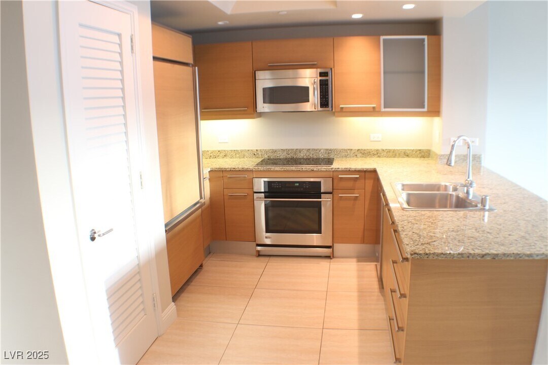 222 Karen Ave in Las Vegas, NV - Building Photo