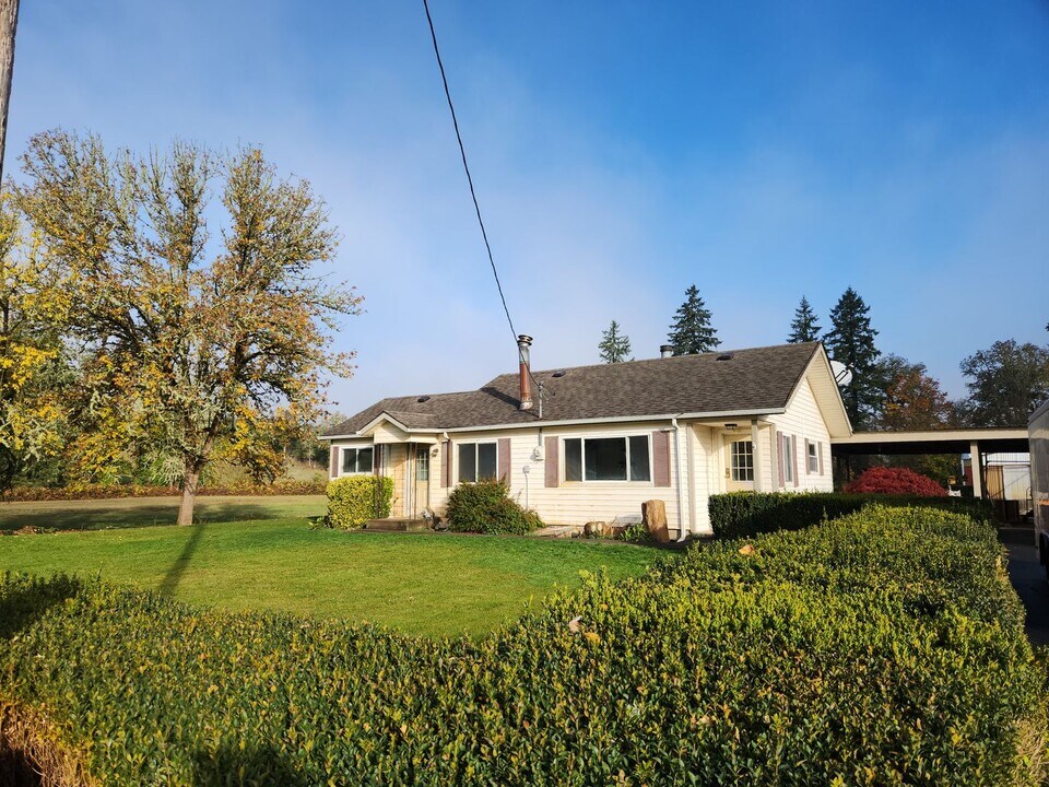 39393 Crawfordsville Dr in Sweet Home, OR - Building Photo