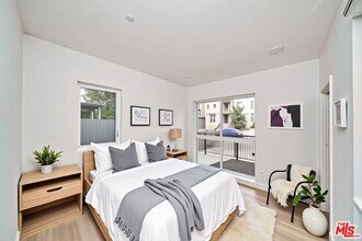 1106 Queen Anne Pl in Los Angeles, CA - Foto de edificio - Building Photo
