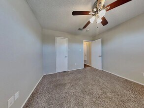 605 Red Coat Ln in Arlington, TX - Foto de edificio - Building Photo