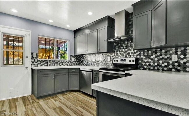 1056 E Oakey Blvd in Las Vegas, NV - Building Photo - Building Photo