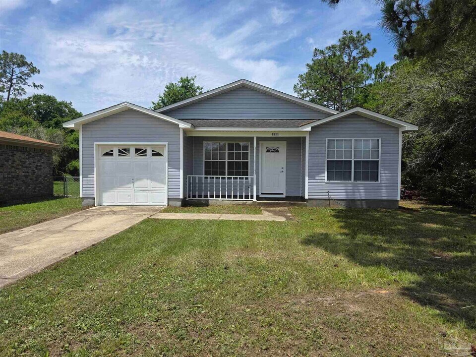 2111 Karlburg Dr in Pensacola, FL - Foto de edificio