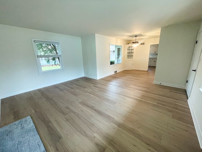 9212 W Michigan St in Milwaukee, WI - Foto de edificio - Building Photo