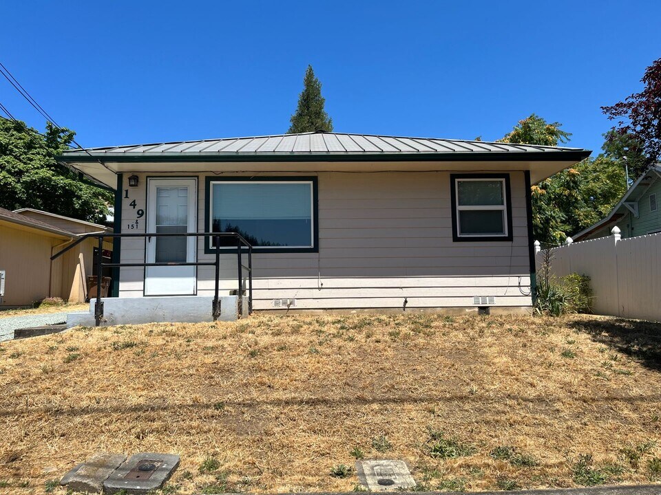 149 NE Johnson St in Myrtle Creek, OR - Building Photo