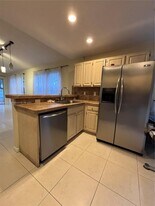 9366 Arborwood Cir in Davie, FL - Building Photo