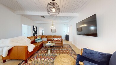 370 W Sunview Ave in Palm Springs, CA - Building Photo - Building Photo