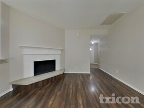 2002 Briar Grove Dr in Conroe, TX - Foto de edificio - Building Photo