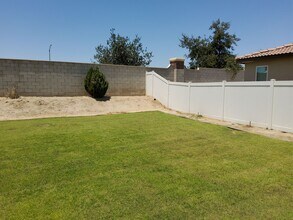 23 White Alder Dr in Bakersfield, CA - Building Photo - Building Photo