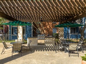Alamo Park in San Antonio, TX - Foto de edificio - Building Photo